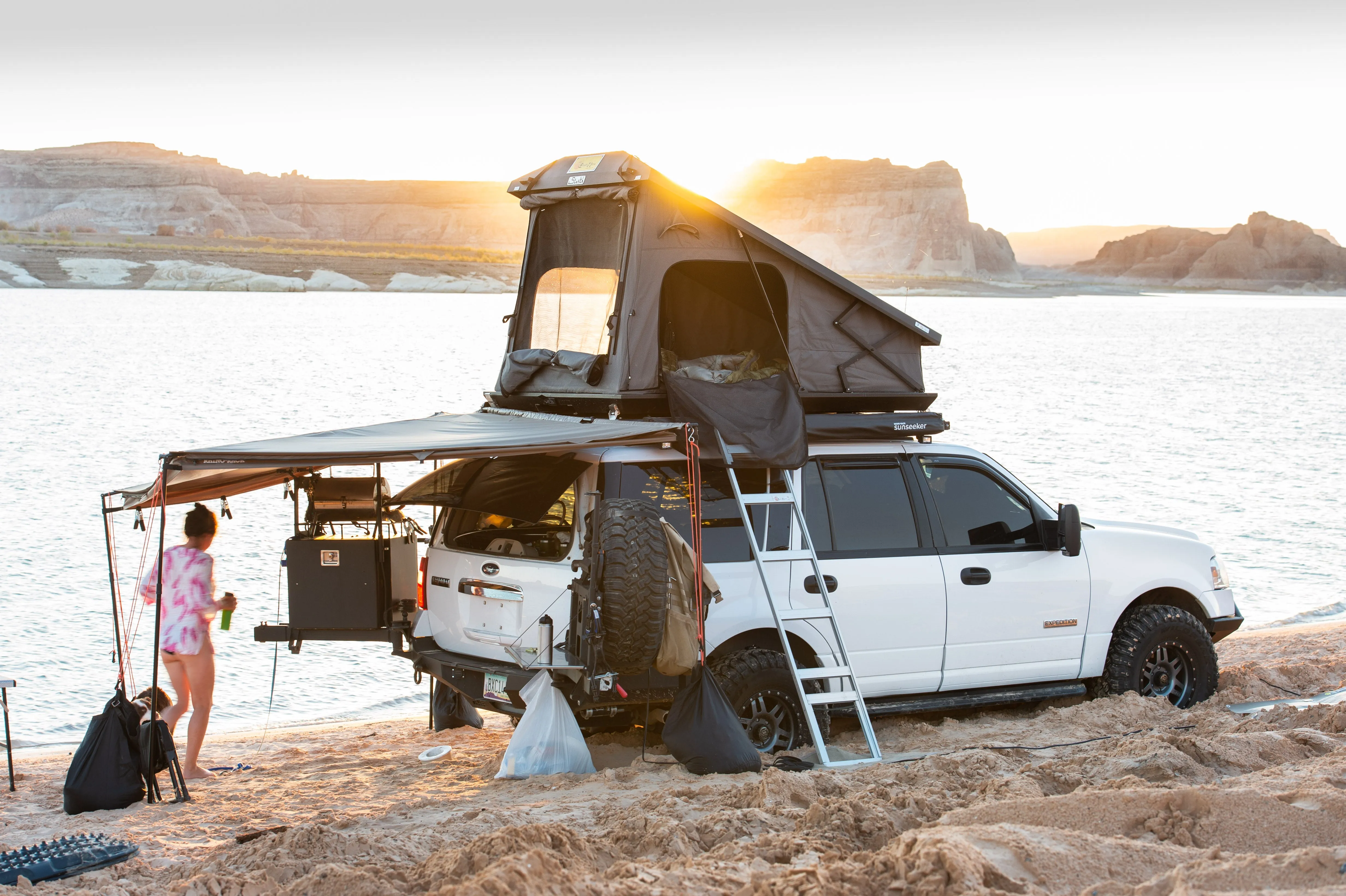 Equipt Stealth Hard Shell Roof Top Tent