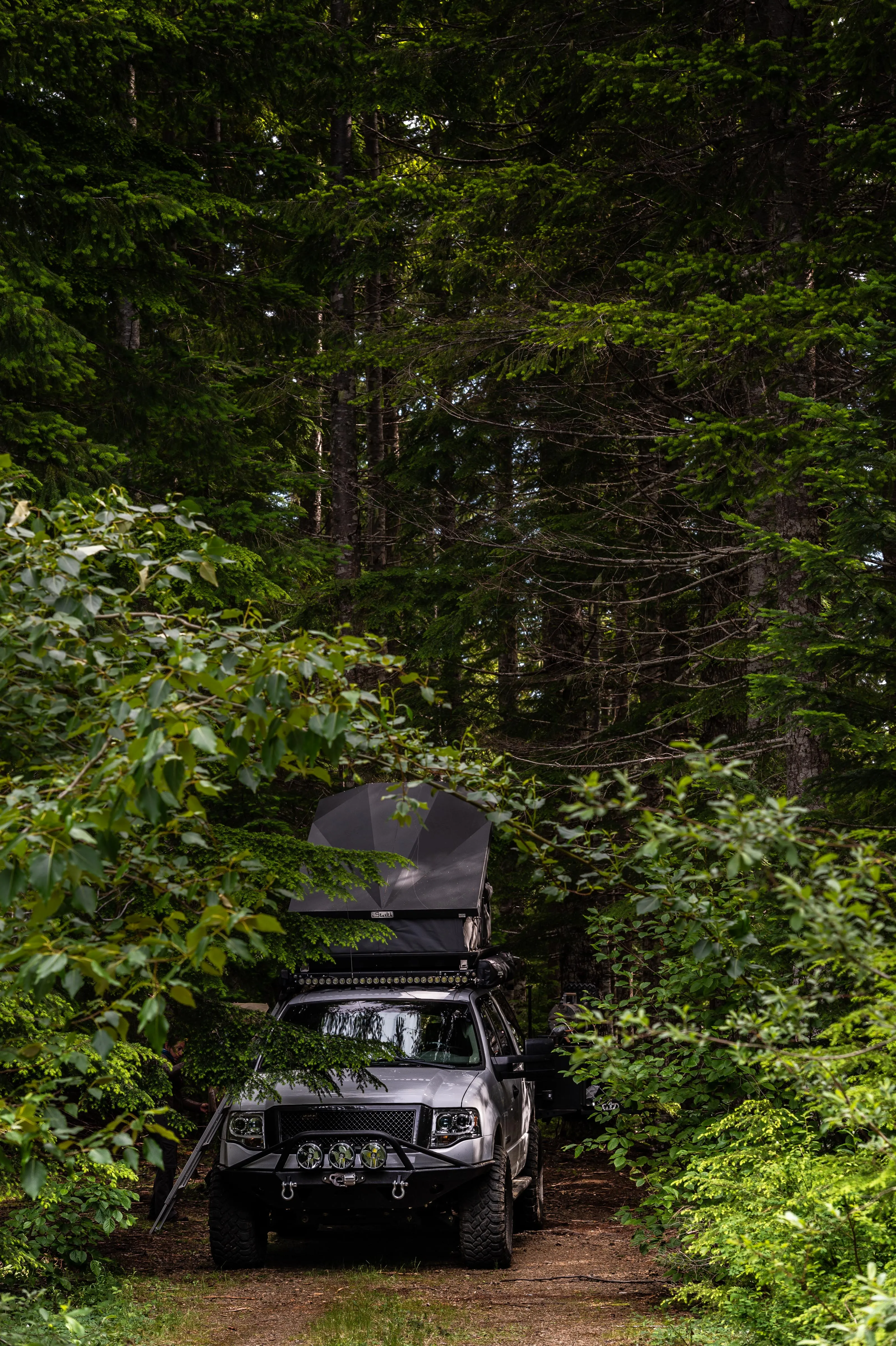 Equipt Stealth Hard Shell Roof Top Tent