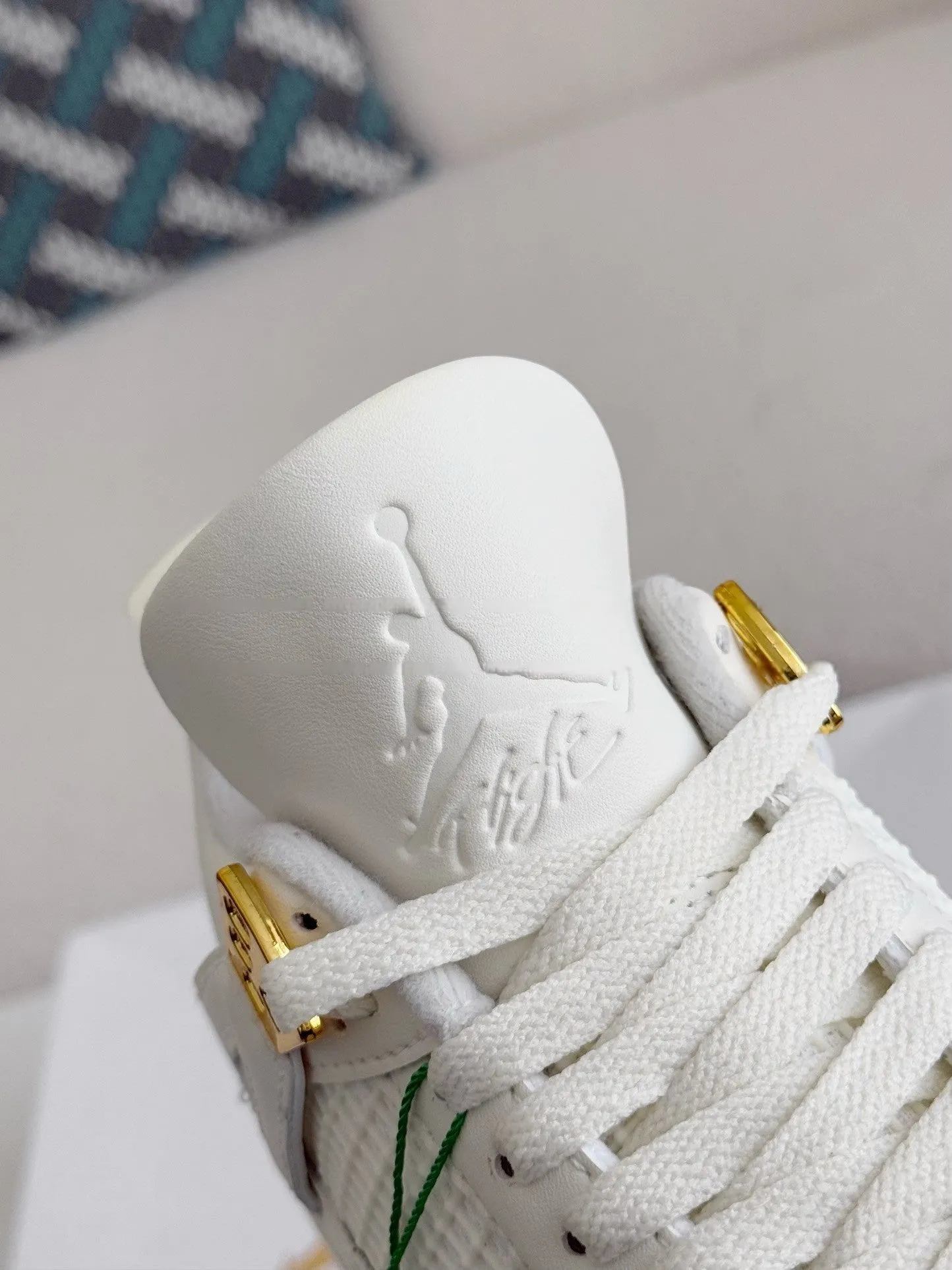 New Fashion 4 Retro kaws suede Iightweight wear-resistant non-slip mid-top1