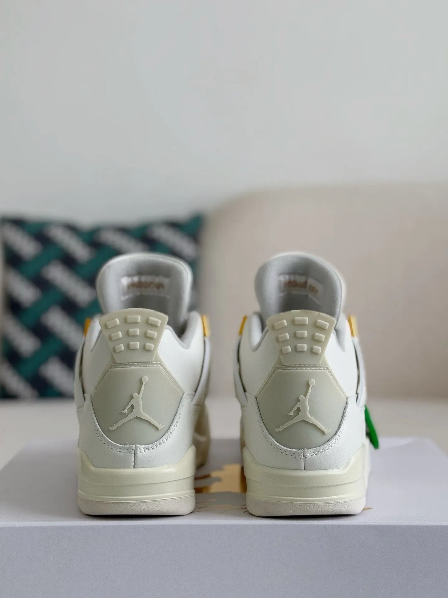 New Fashion 4 Retro kaws suede Iightweight wear-resistant non-slip mid-top1